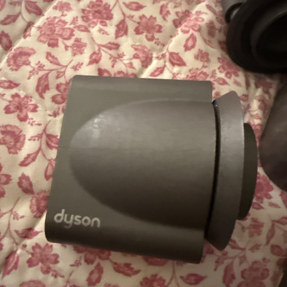 Dyson blow dryer with attachments like new - Picture 3 of 6